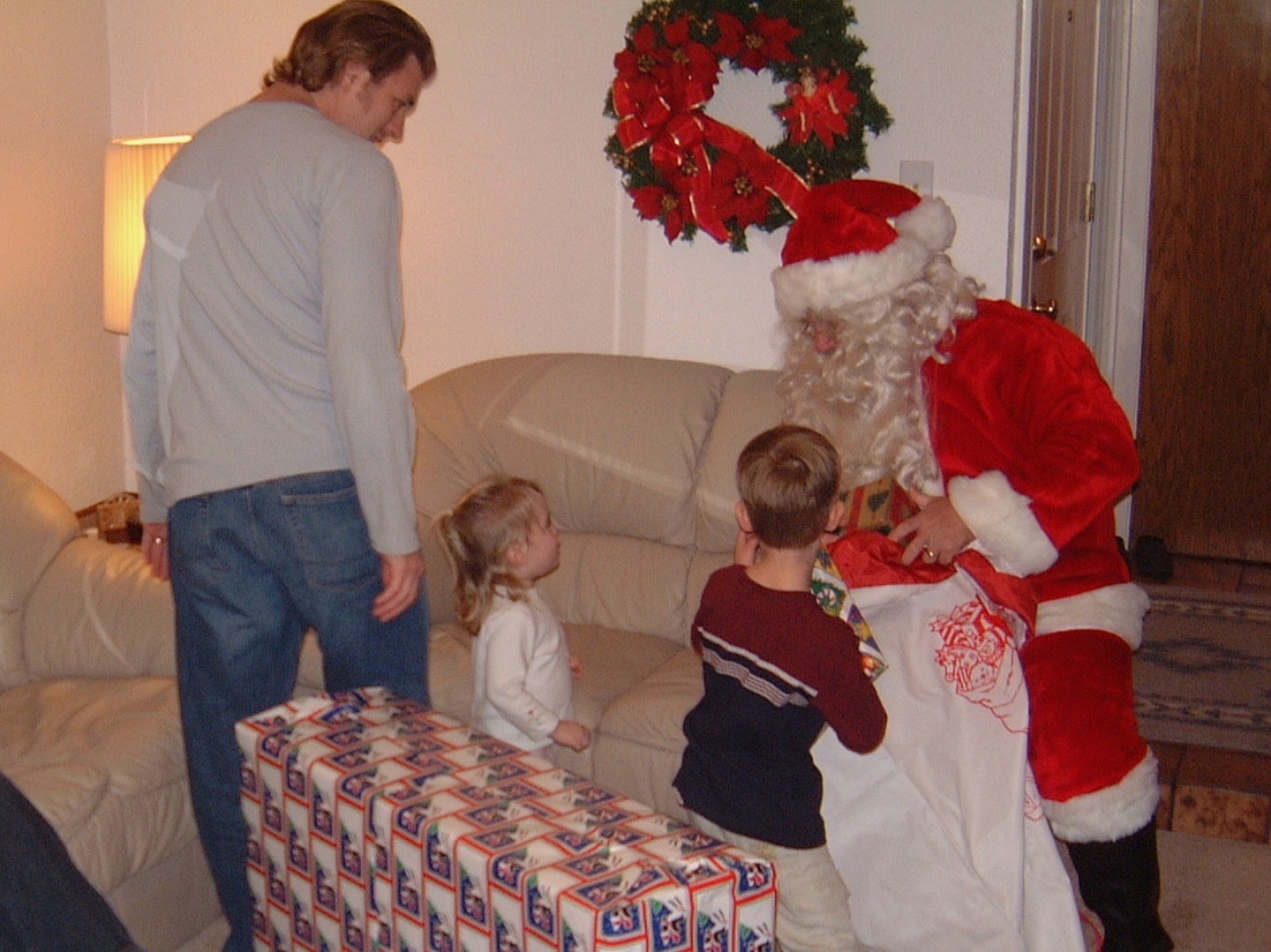 2003-12-24-20-Santa-Arrives.jpg